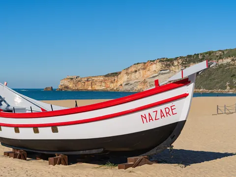 Barca y playa de  Nazaré, Portugal