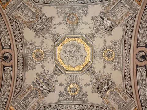 Detalle arquitectónico del techo ricamente decorado de la Ópera de Budapest.