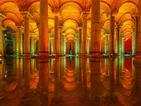 Interior de la Cisterna Basílica con columnas reflejadas en Estambul