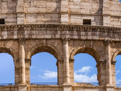 Detalle de los arcos y columnas del Coliseo de Roma