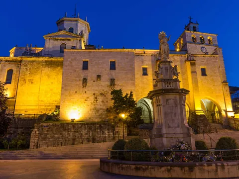 Catedral de Nuestra Señora de la Asunción, en Santander, iluminada al anochecer.