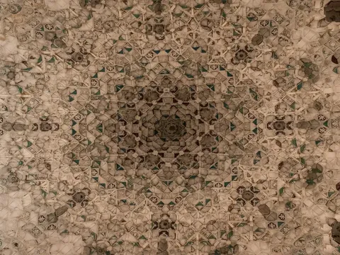 Bóveda con detalles geométricos en la Alhambra, Granada.