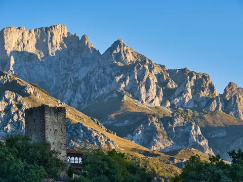Torre de Mogrovejo con los Picos de Europa al fondo