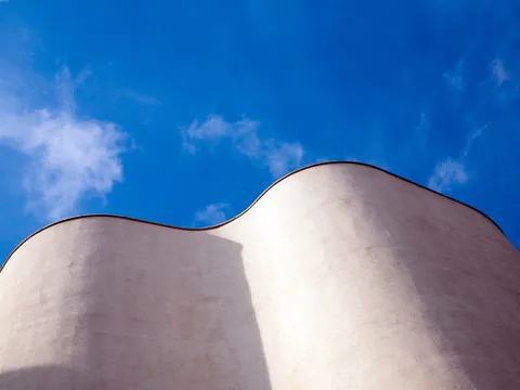 Contrapicado fachada ondulada del MACBA, Barcelona