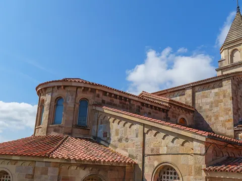 Ábside y torre de la Iglesia de San Pedro en Gijón.