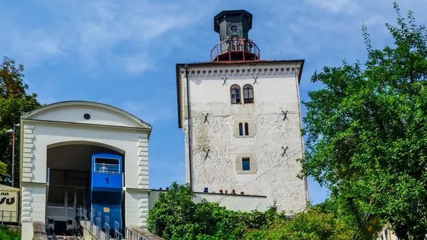 Cerca del funicular, la torre Lotrščak y su famoso cañonazo justo al mediodía.