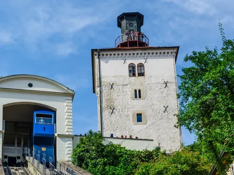 Cerca del funicular, la torre Lotrščak y su famoso cañonazo justo al mediodía.