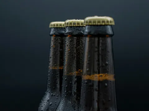 Primer plano de botellas de cerveza artesanal sobre fondo oscuro