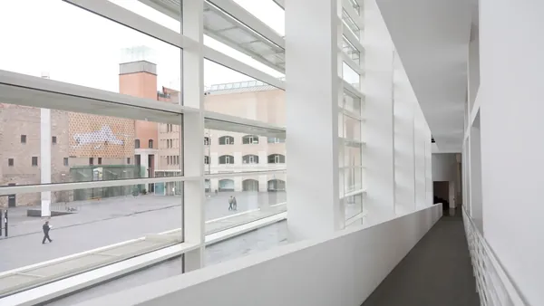 Pasillo del MACBA con vistas a la Plaza de los Ángeles, Barcelona.