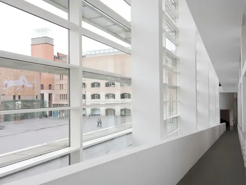 Pasillo del MACBA con vistas a la Plaza de los Ángeles, Barcelona.