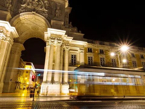Tranvía en movimiento frente al Arco de la Rua Augusta, Lisboa