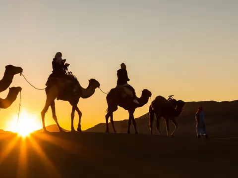 Paseo en camello al atardecer en el desierto de Agafay, cerca de Marrakech