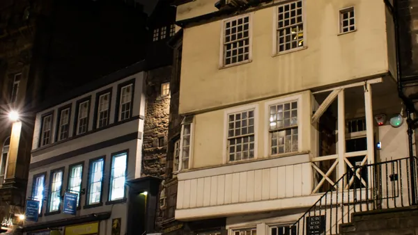 Viviendas típicas de Edimburgo, con su carácter único y detalles arquitectónicos.