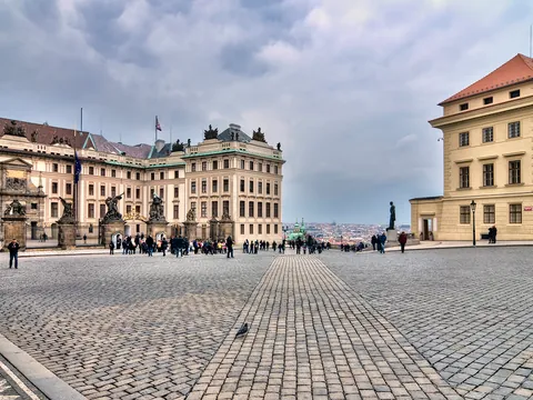 Amplia Plaza Hradčany con edificios palaciegos y vistas panorámicas en Praga.