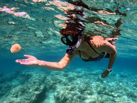 Persona haciendo snorkel en Menorca
