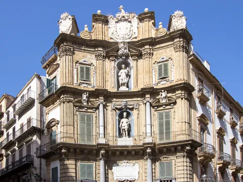 Quattro Canti, cruce de calles con arquitectura barroca y esculturas, Palermo, Sicilia, Italia