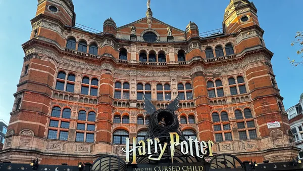 Descubre los escenarios de la saga y aquellos puntos en los que se han celebrado los estrenos de las pelis con este free tour de Harry Potter en Londres.
