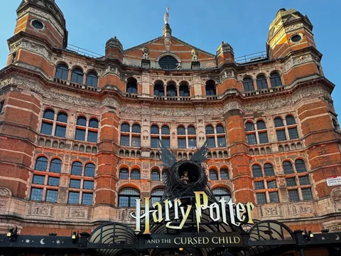 Descubre los escenarios de la saga y aquellos puntos en los que se han celebrado los estrenos de las pelis con este free tour de Harry Potter en Londres.