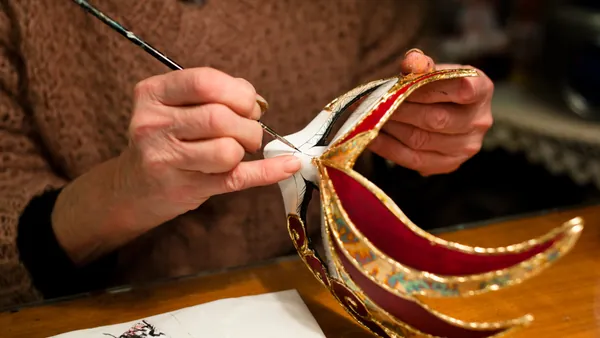 Decoración de un diseño en el taller de máscaras venecianas que tiene lugar en Venecia.