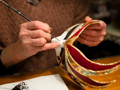 Decoración de un diseño en el taller de máscaras venecianas que tiene lugar en Venecia.