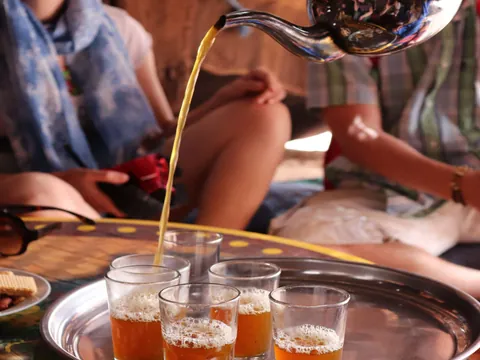 Té de menta marroquí servido tras paseo en quad en el Palmeral de Marrakech