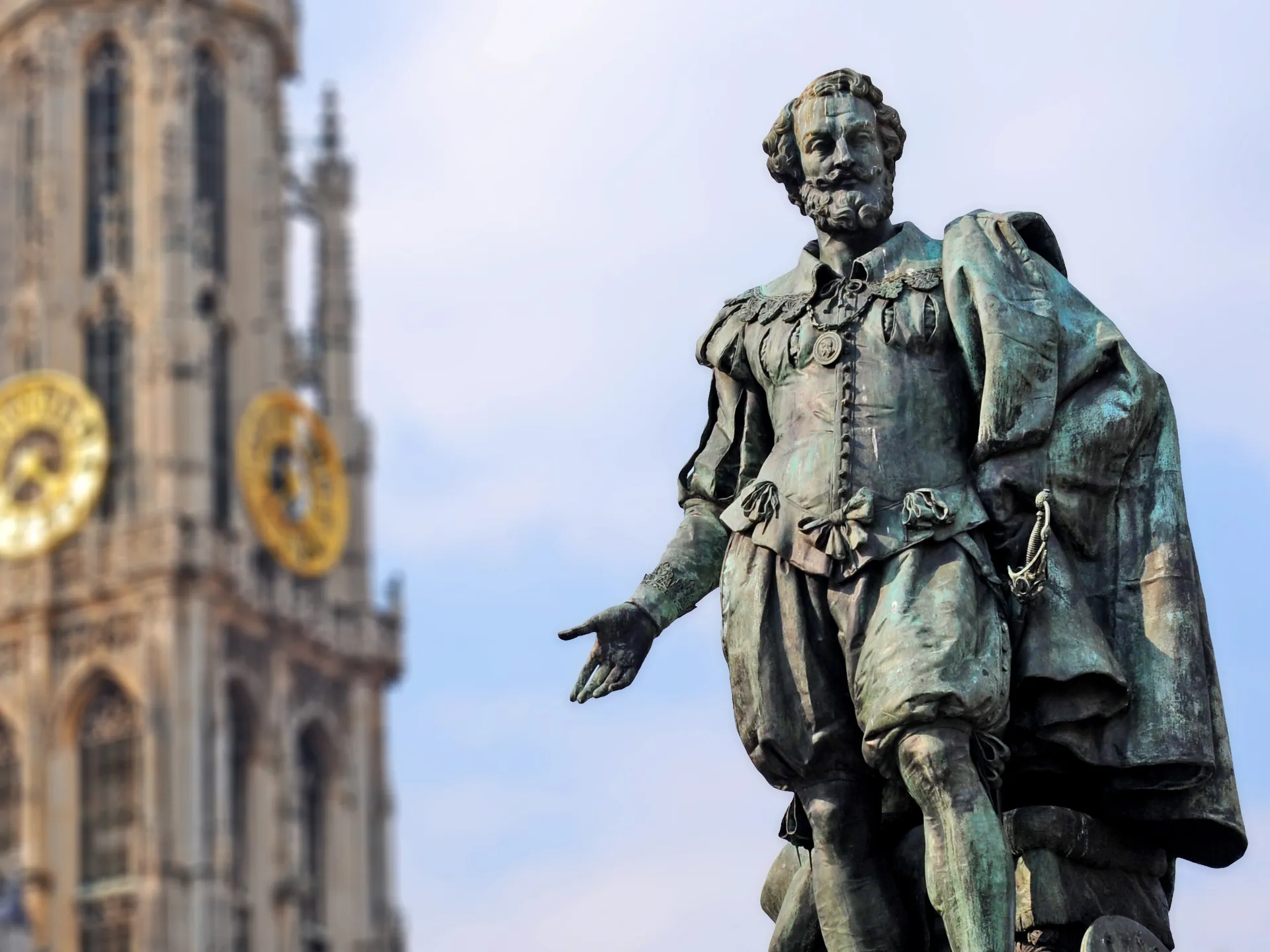 Estatua de bronce del famoso pintor flamenco Pedro Pablo Rubens en Amberes