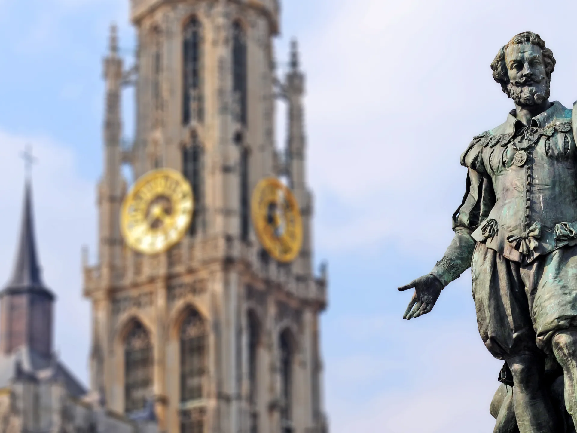 Estatua de bronce del famoso pintor flamenco Pedro Pablo Rubens en Amberes