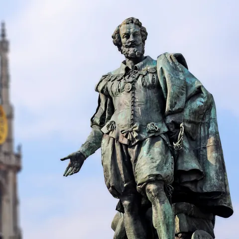 Estatua de bronce del famoso pintor flamenco Pedro Pablo Rubens en Amberes