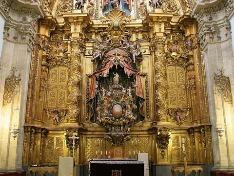 Interior gótico de la Catedral de Segovia con grandes columnas y retablos.