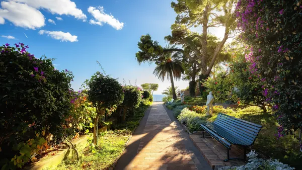 Jardines de Augusto, repletos de flores y detalles que combinan perfectamente con la vista al Mediterráneo.