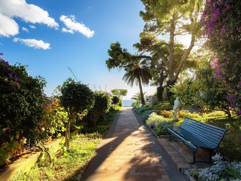 Jardines de Augusto, repletos de flores y detalles que combinan perfectamente con la vista al Mediterráneo.