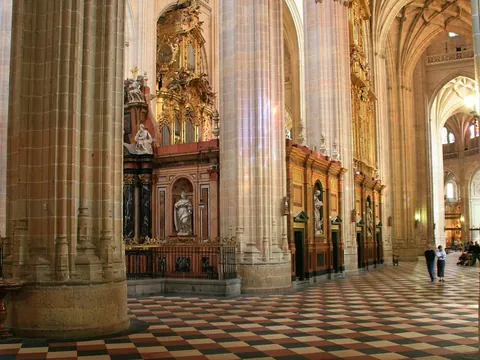 Interior gótico de la Catedral de Segovia con grandes columnas y retablos