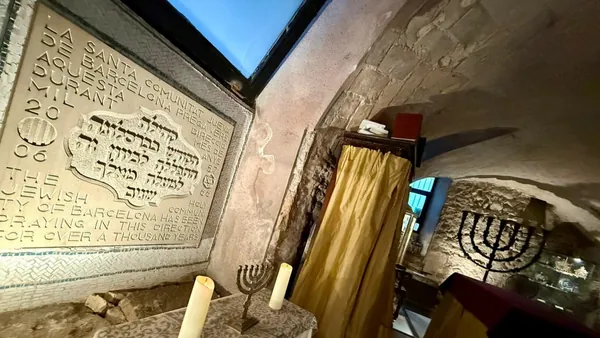 Placa conmemorativa y menorá Antigua Sinagoga del Call de Barcelona