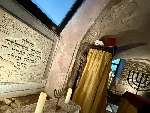 Placa conmemorativa y menorá Antigua Sinagoga del Call de Barcelona