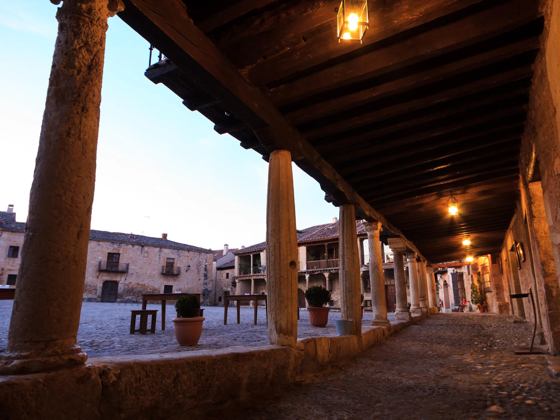 plaza-mayor-pedraza-¿Dónde se rodó la serie “30 monedas”? -Blog-Buendiatours