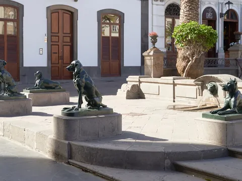Esculturas de los Perros de Santa Ana en la plaza homónima, Las Palmas.