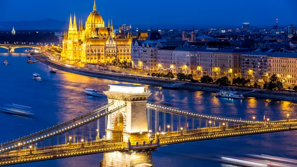 El Puente de las Cadenas y el Parlamento de Budapest iluminados de noche.