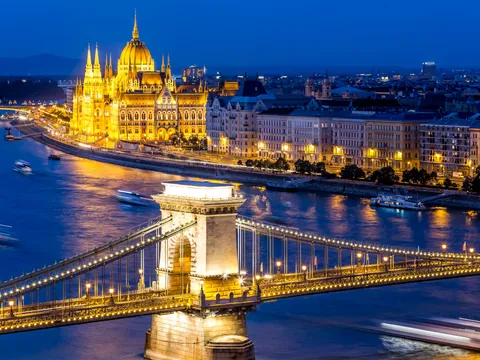 El Puente de las Cadenas y el Parlamento de Budapest iluminados de noche.