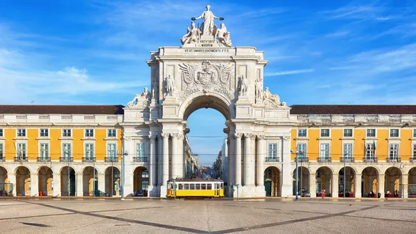 Tranvía bajo el Arco de Rua Augusta en la Praça do Comércio de Lisboa