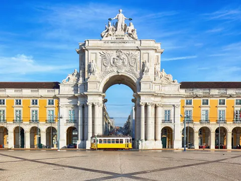 Tranvía bajo el Arco de Rua Augusta en la Praça do Comércio de Lisboa