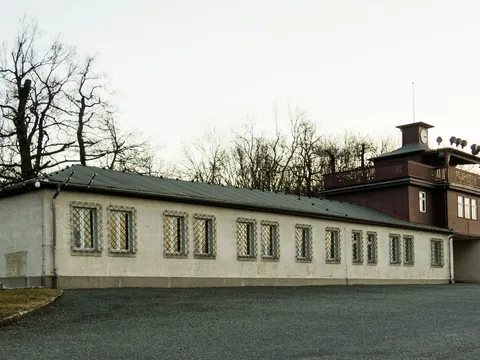 Edificio principal del antiguo campo de concentración de Sachsenhausen al atardecer