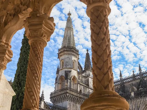 Torres del Monasterio de Batalha vistas tras columnas manuelinas, Portugal