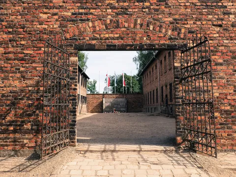 Patio interior y Muro de las Ejecuciones en Auschwitz I, convertido hoy en espacio memorial