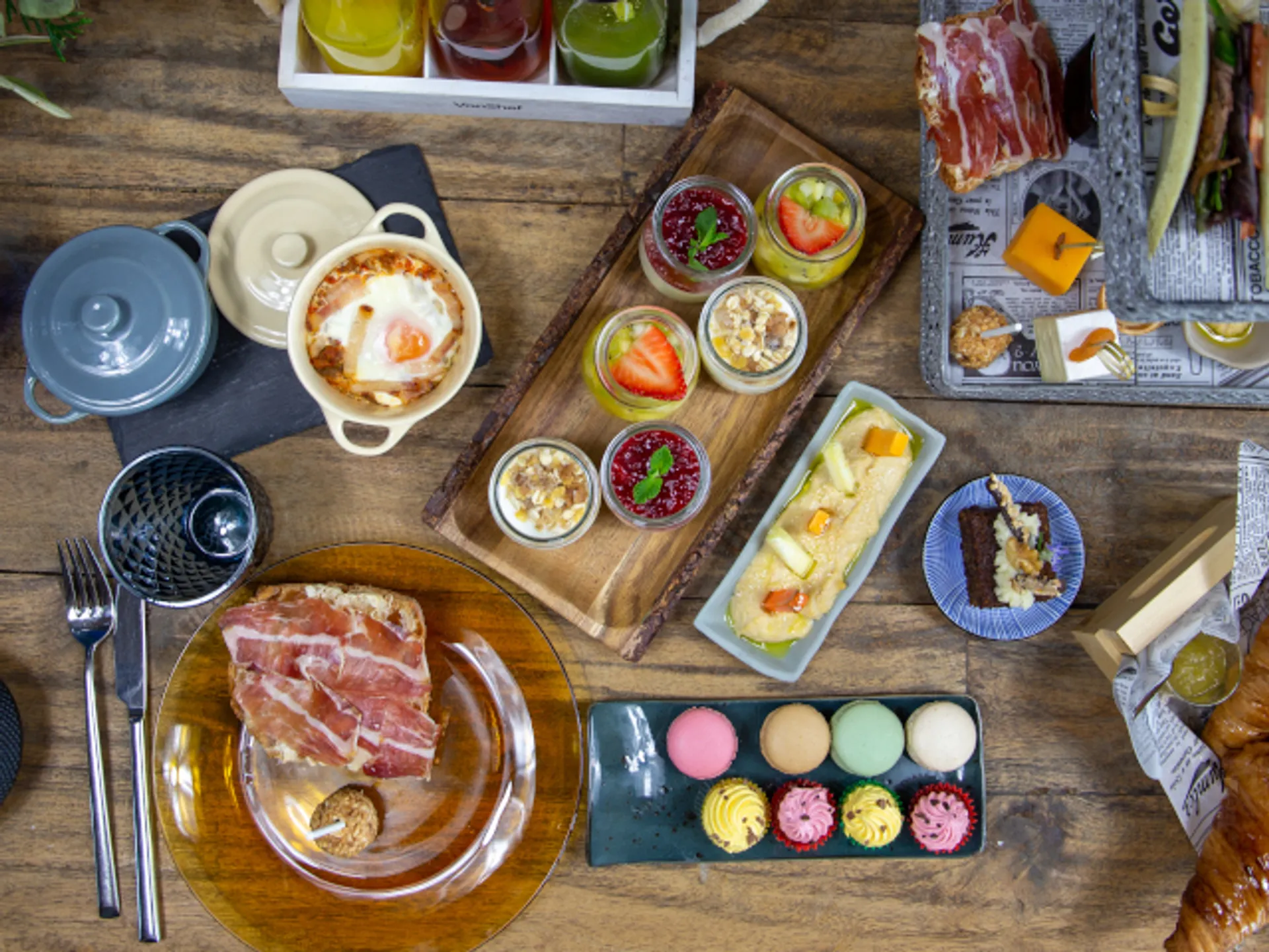 Platos de brunch, dulces y salados en un restaurante en Gijón- Los mejores Brunch de Gijón-Brunch en Gijón-Comer en Gijón-Guía de Viajes Buendía Tours