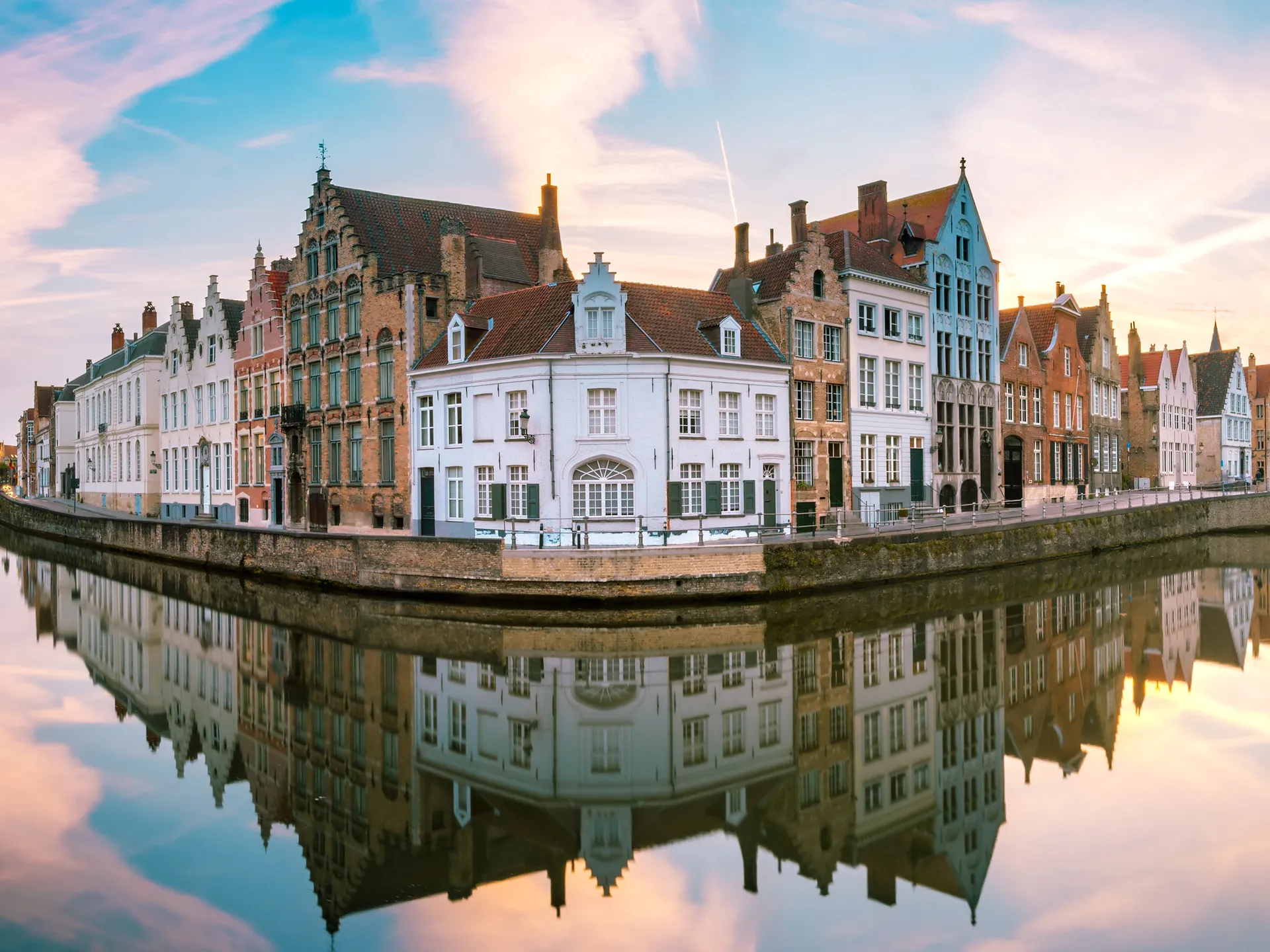 Canal Spiegelrei, puentes y barcos turísticos al atardecer en Brujas, Bélgica  - Qué ver en Brujas - Guía de viaje Brujas - Buendía Tours