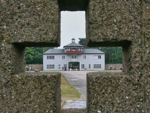 Vista del edificio de entrada al campo de concentración de Sachsenhausen tras un muro