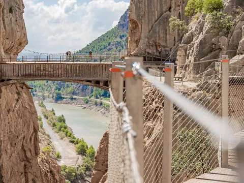 Valla de seguridad y puente en el desfiladero del Caminito del Rey, Málaga