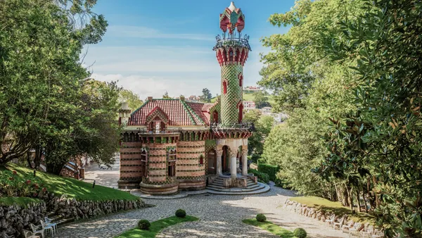 El Capricho de Gaudí rodeado de jardines en Comillas, Cantabria.
