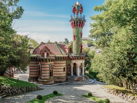El Capricho de Gaudí rodeado de jardines en Comillas, Cantabria.