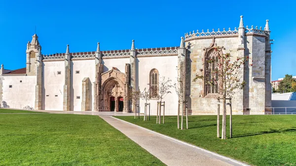 Convento de Jesús en un día soleado en Setúbal, Portugal